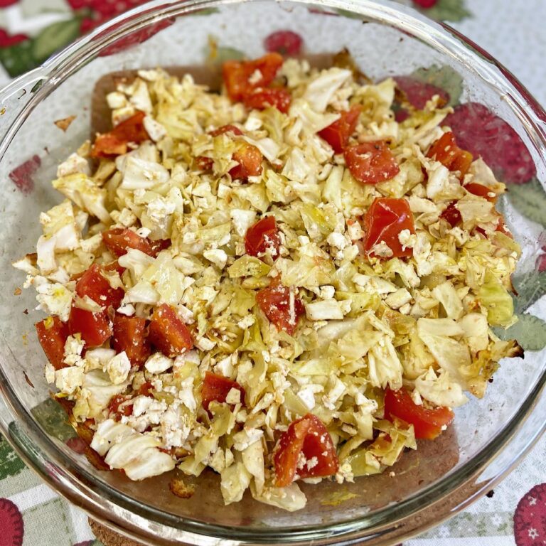 Salada de repolho com ricota e tomate