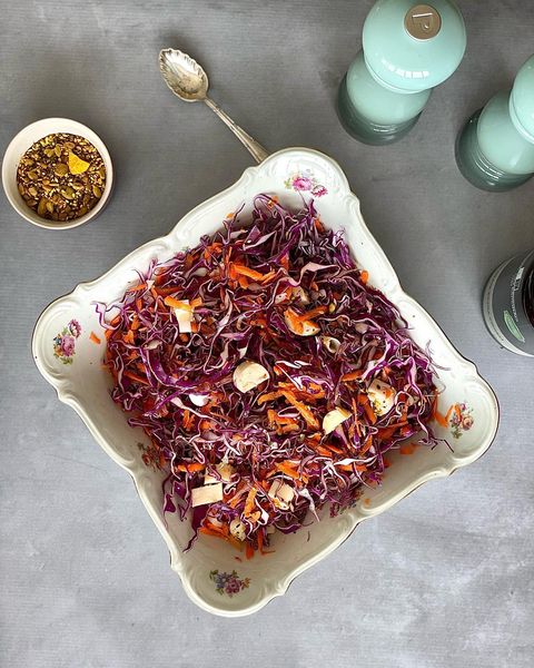 Salada temperada e colorida de repolho roxo