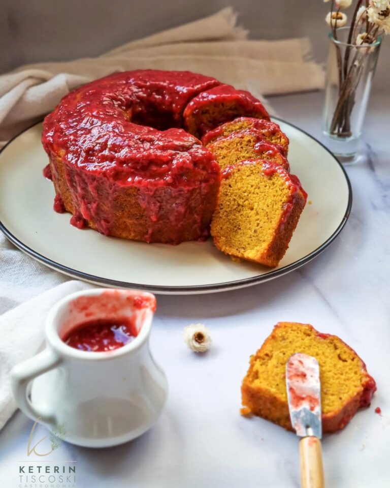 Bolo de Cenoura Com Laranja Vegano, Sem Glúten e Com Calda de Morango