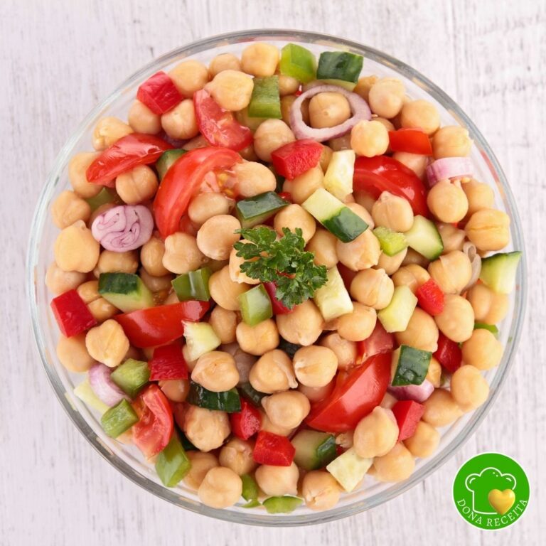 salada de grão-de-bico leve e nutritiva