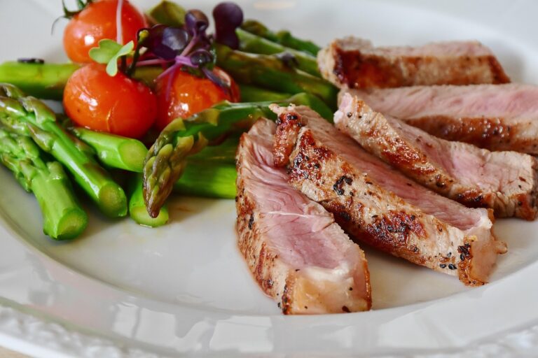Filé Grelhado com Aspargos e Tomates – Prato low carb, nutritivo e sofisticado