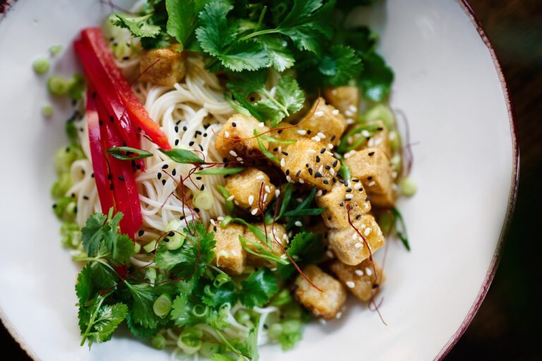 Noodles Veganos com Tofu Crocante e Gergelim – Leve, proteico e cheio de sabor