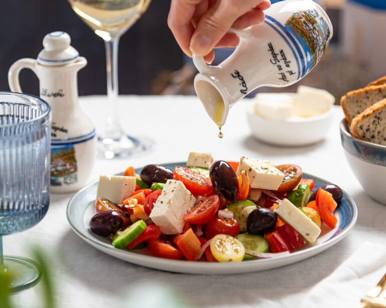 Salada Mediterrânea com Azeite e Feta – Refrescante, nutritiva e cheia de cor