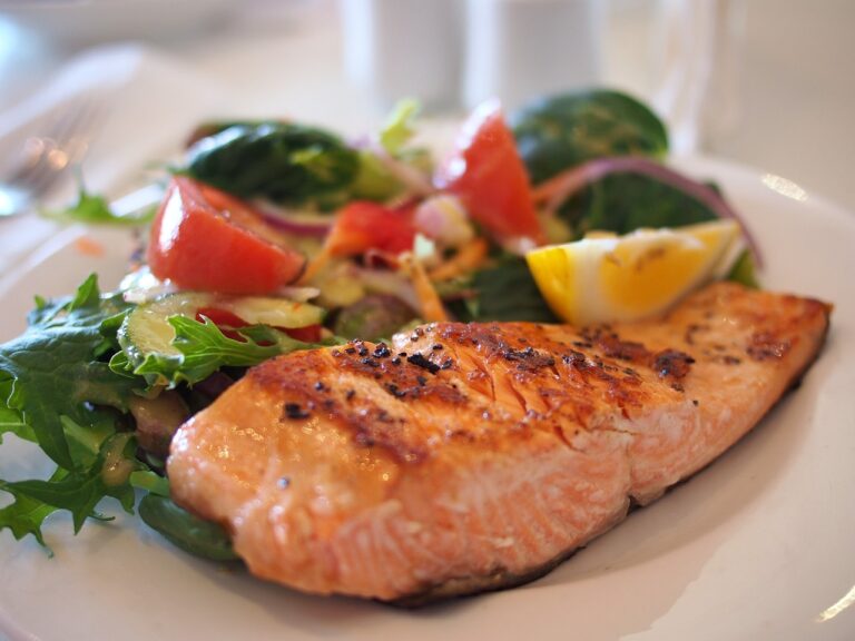 Salmão Grelhado com Salada Colorida – Leveza, ômega-3 e sabor no prato