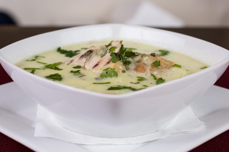 Sopa Cremosa de Peixe com Leite de Coco – Reconfortante, nutritiva e cheia de sabor do mar