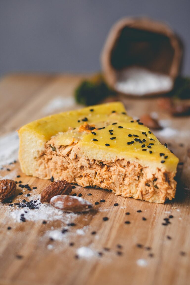 Torta de Frango com Massa Low Carb e Gergelim – Sabor caseiro, leveza e nutrição