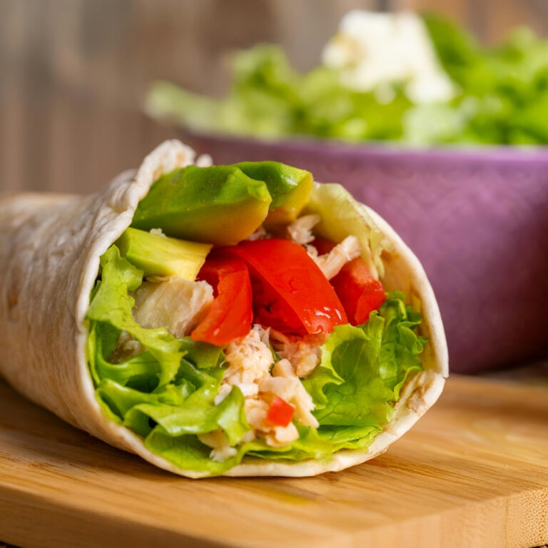 Wrap Low Carb com Frango, Cenoura e Alface – Leve e prático para levar