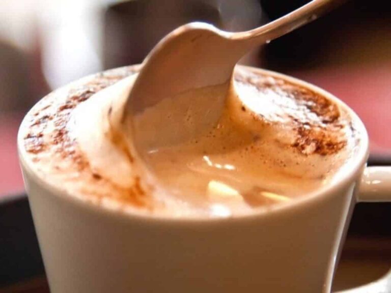Café Cremoso com Leite Vegetal e Cacau – Conforto com Antioxidantes